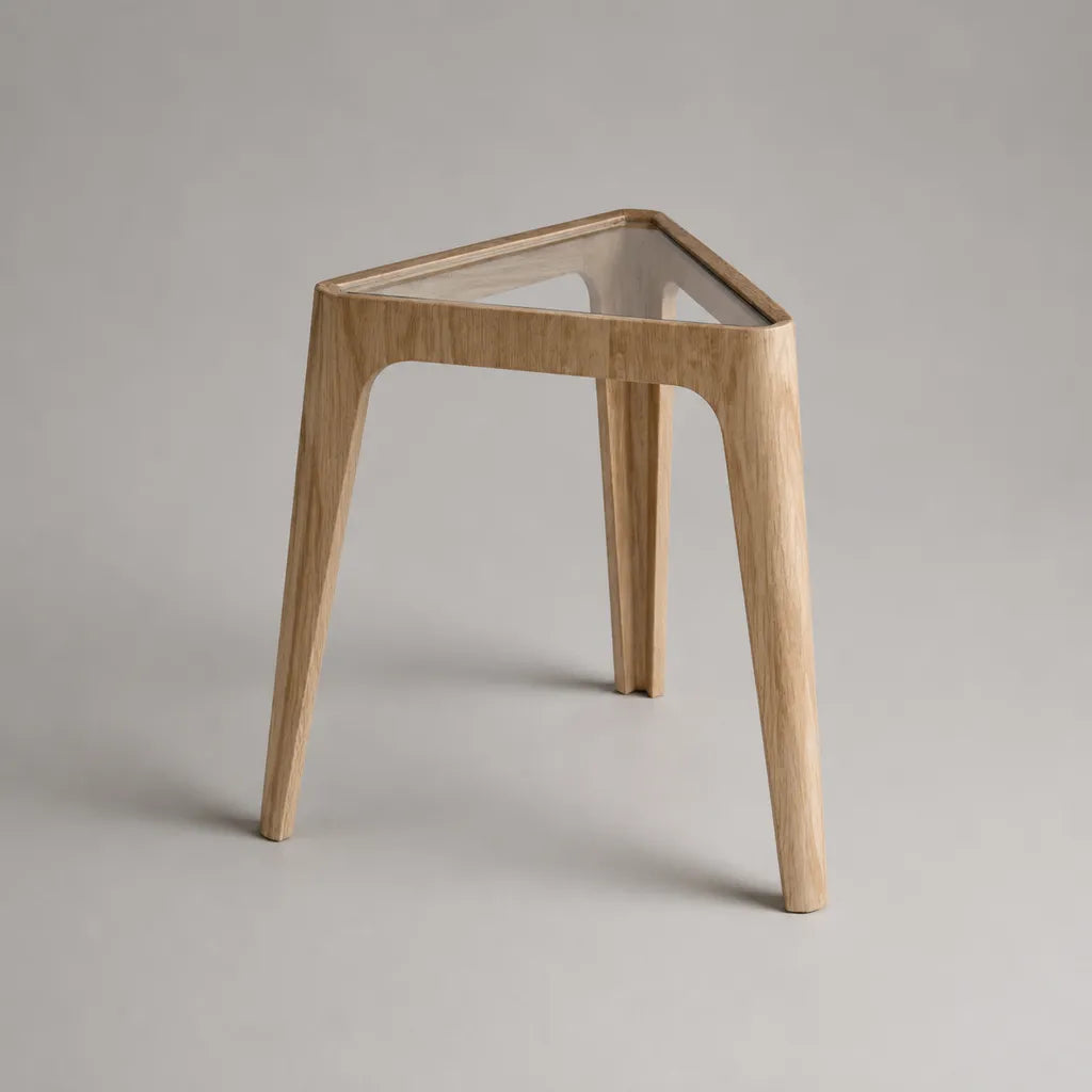 Table d’appoint triangulaire en bois et verre, chêne naturel et transparent, 45 × 40 × 55 cm