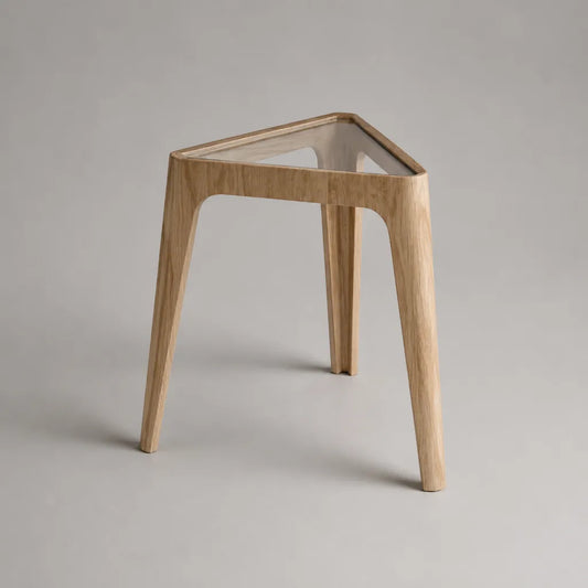 Table d’appoint triangulaire en bois et verre, chêne naturel et transparent, 45 × 40 × 55 cm